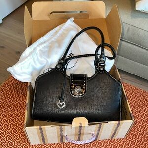 Brighton handbag 13 x 9 1/2 black leather w/ silver stud 🐊 pattern details